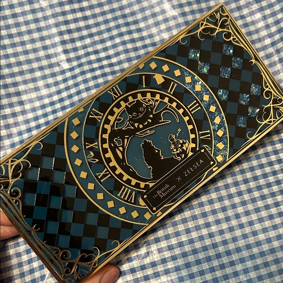 Eyeshadow Palette VERY RARE HTF ALICE IN WONDERLAND OVERSEAS - Picture 7 of 16